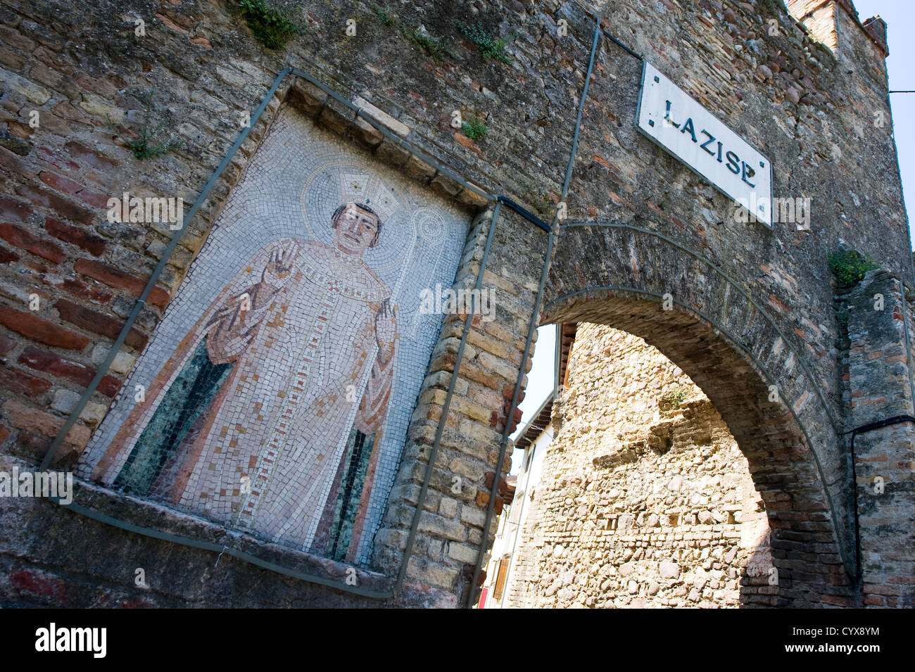 Parte della vecchia cinta muraria e la fortezza della città turistica Lazise sul lago di Garda in Italia. Foto Stock