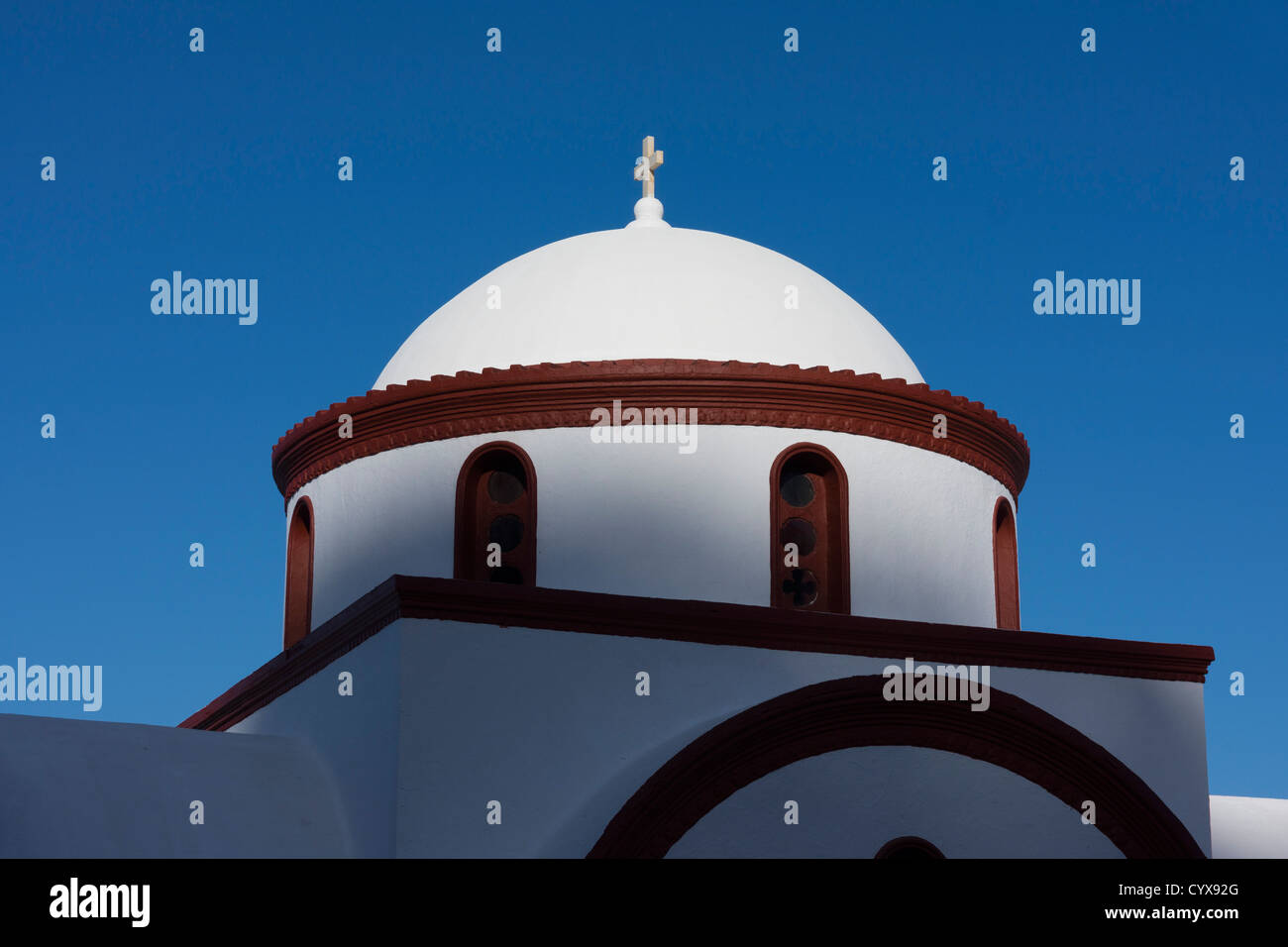 Bianco cupola della chiesa con la croce e il blu del mare, greci ortodossi, Nyseros, Grecia Foto Stock