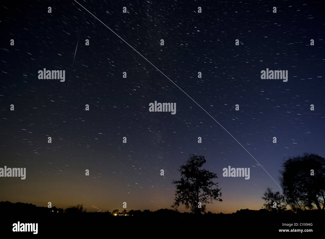 La ISS passando da sopra il cielo di sera nei Paesi Bassi Foto Stock