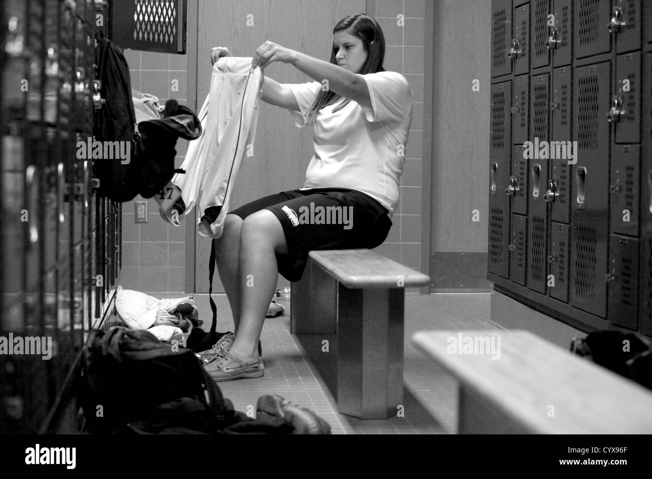 Nov. 02, 2012 - Tampa, Florida, Stati Uniti - Jessica si prepara per il gioco in ragazze spogliatoio da sé il venerdì pomeriggio. A volte, gli arbitri utilizzeranno le ragazze spogliatoio e Jessica ha poi per prepararsi il athletic equipment armadio. 'Alle volte è difficile dover cambiare in una stanza diversa perché non sempre riesco a sapere che cosa sta succedendo quando io sono in ragazze Locker room." (credito Immagine: © Eve Edelheit/Tampa Bay volte/ZUMAPRESS.com) Foto Stock