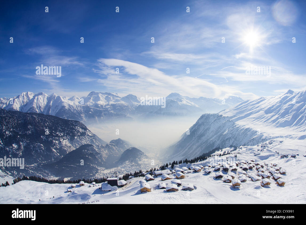 Veduta aerea del villaggio svizzero di Bel Alp e le alte montagne del Vallese (Valais) Regione Foto Stock