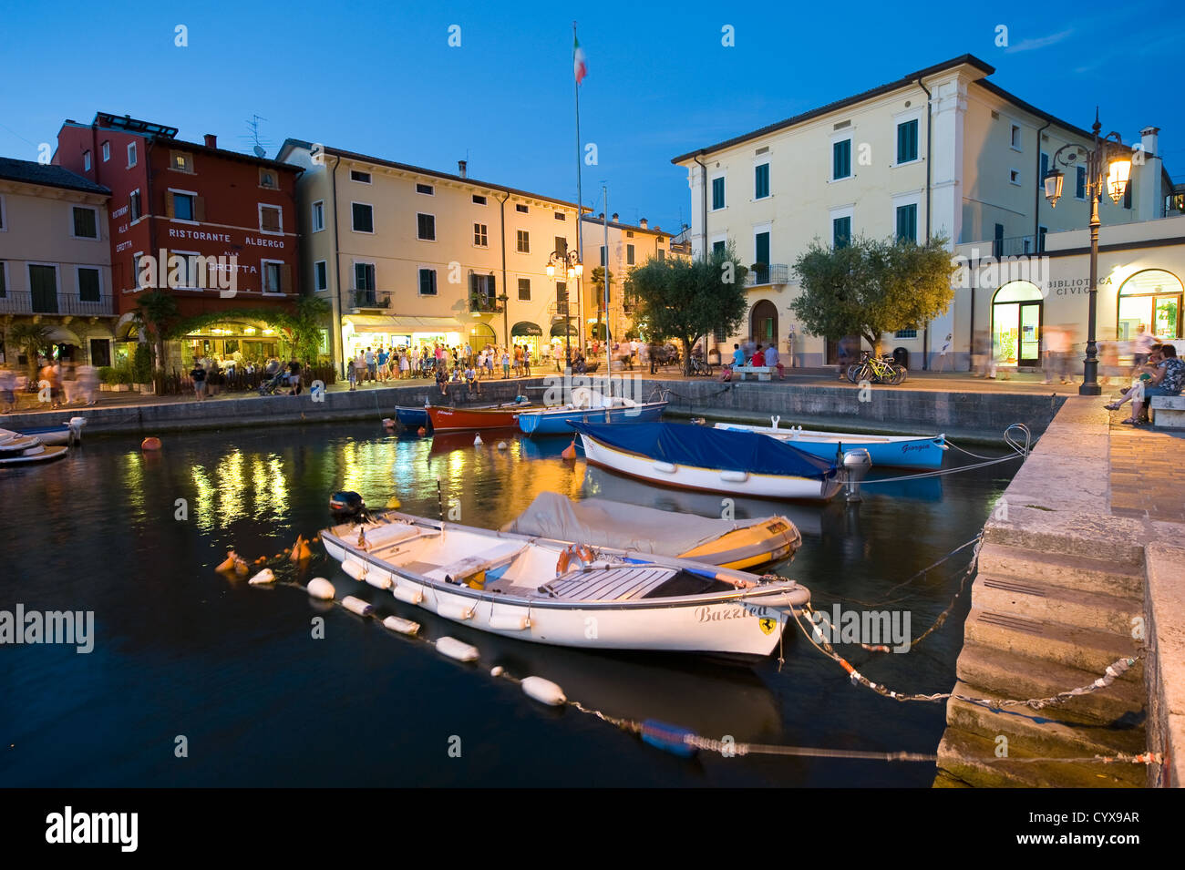 Il romantico porticciolo di Lazise presso il lago di Garda in Italia al tramonto Foto Stock