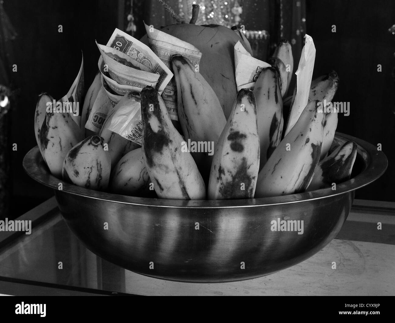 Le banane e il denaro in un recipiente di alluminio come offerte di Buddha a Manuha tempio, Birmania Foto Stock