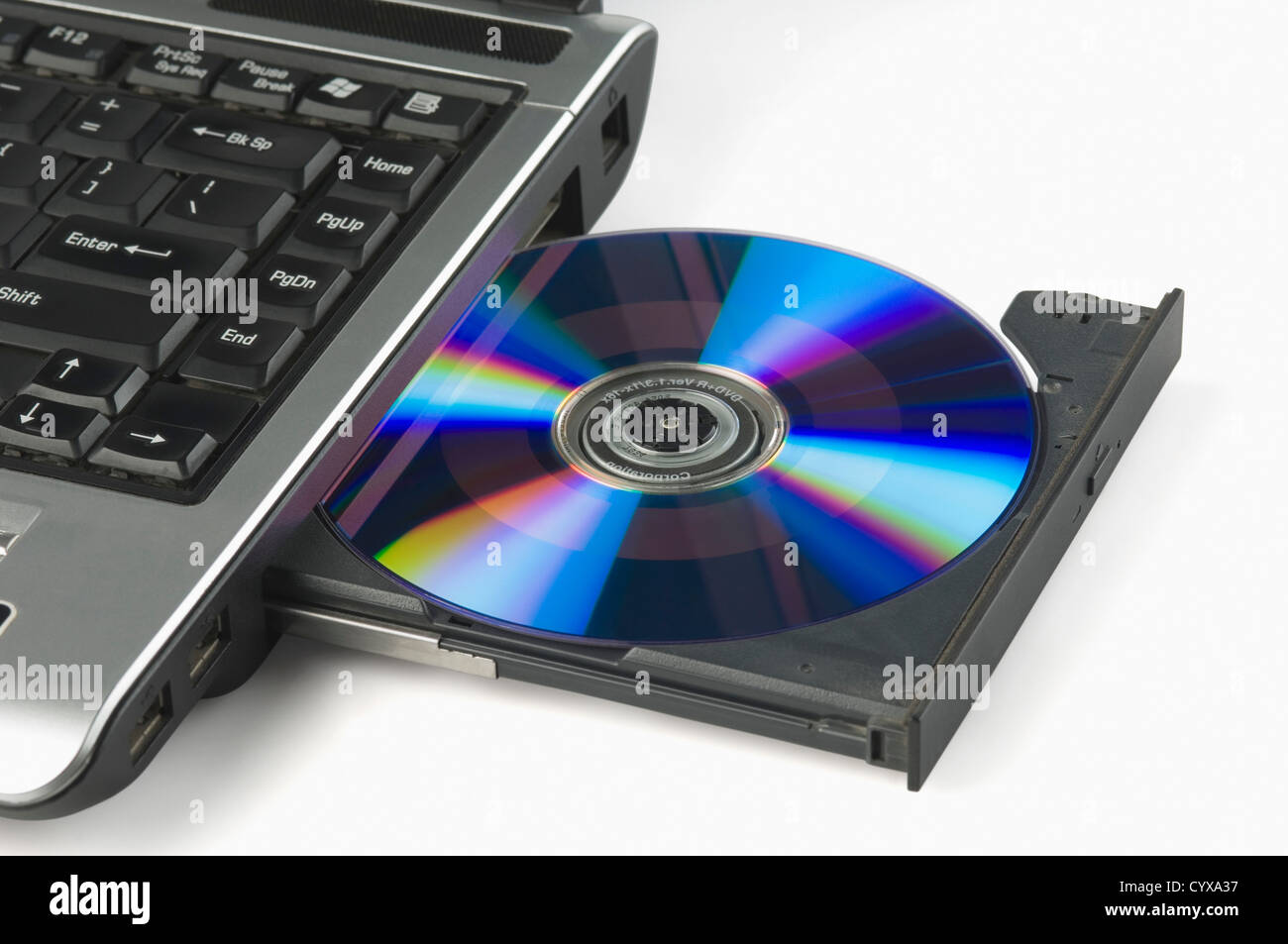 Close-up di un computer portatile di espellere un CD Foto Stock