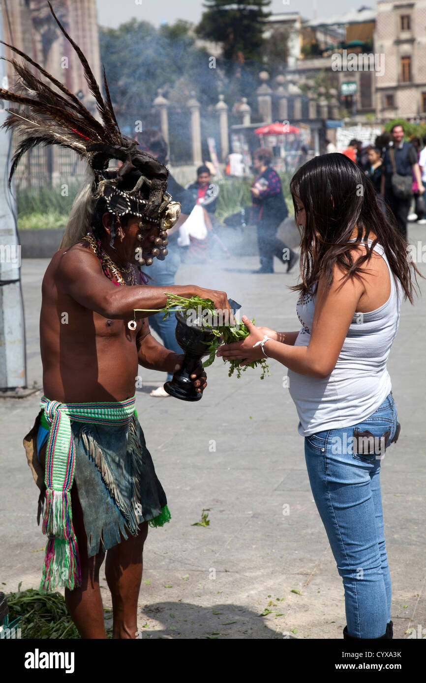 Tribal guaritori indiani sullo Zocalo a Città del Messico DF Foto Stock Tribal guaritori indiani sullo Zocalo a Città del Messico DF Foto Stock