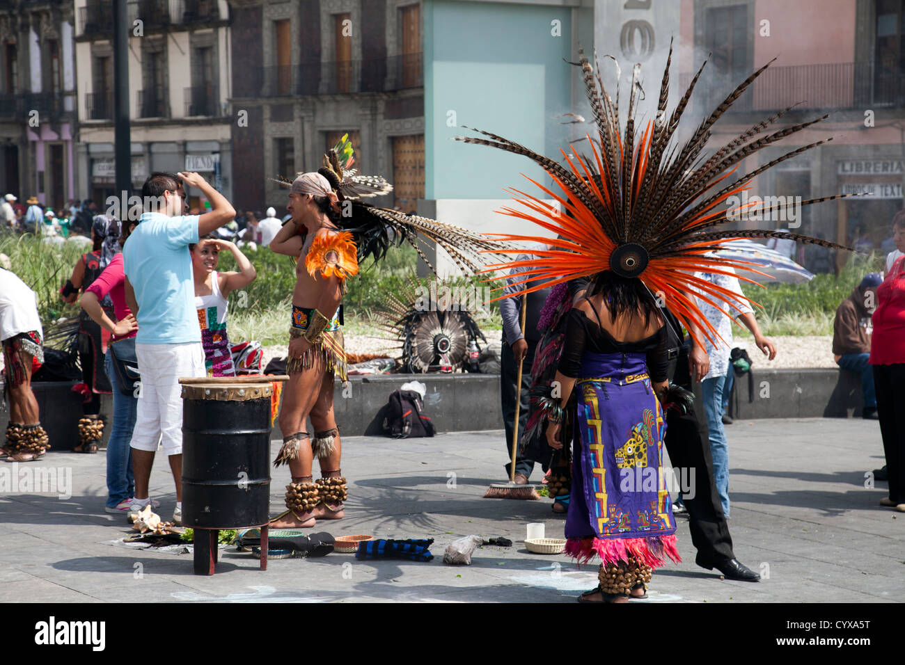 Tribal guaritori indiani sullo Zocalo a Città del Messico DF Foto Stock