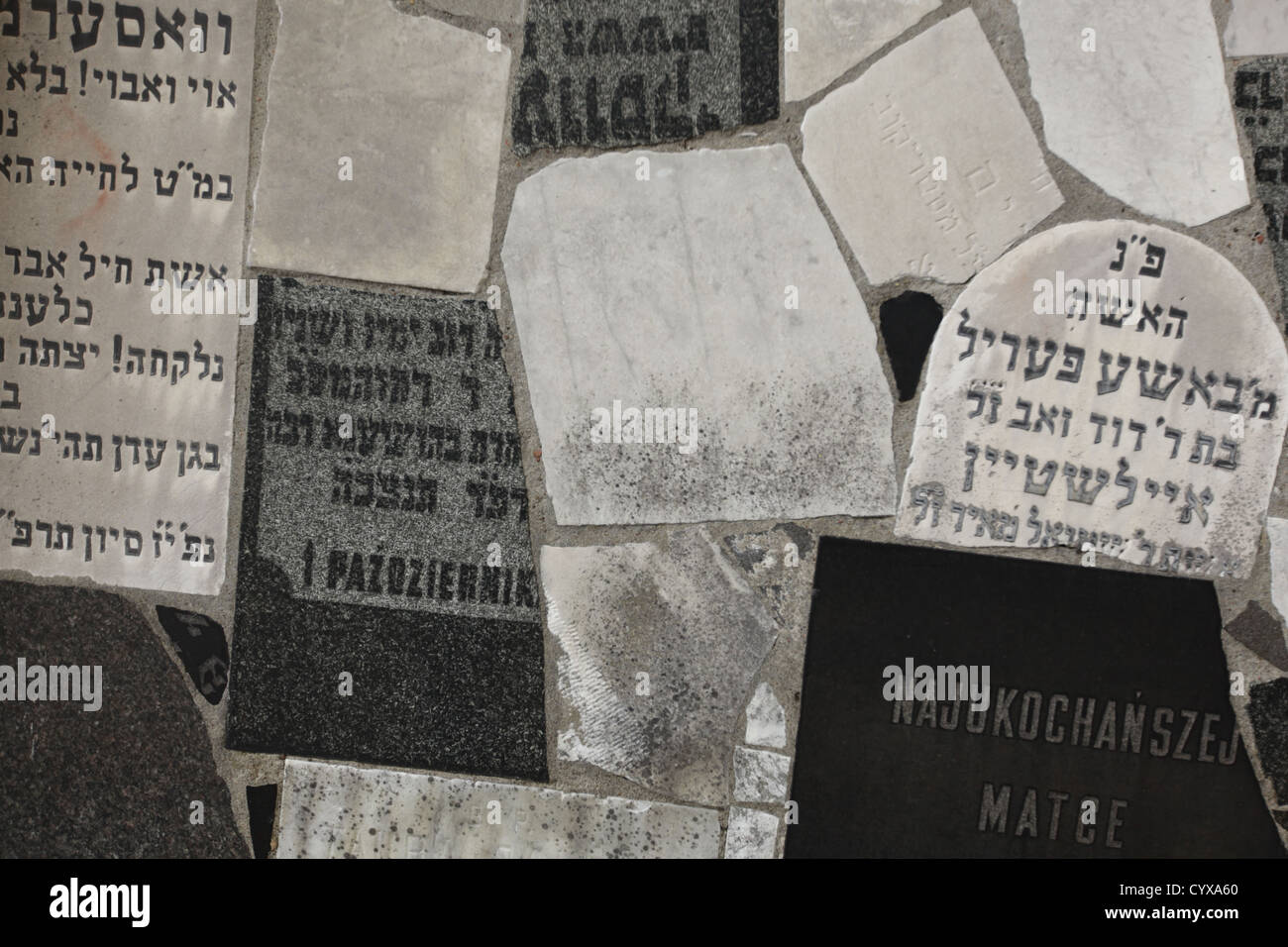 Lapide ebraico usato come un muro di contenimento presso il cimitero ebraico, Varsavia POLONIA Foto Stock