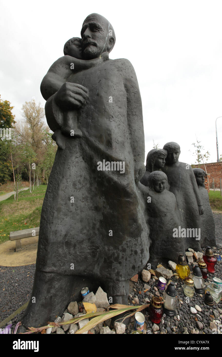 Janusz Korczak Memorial presso il cimitero ebraico, Varsavia POLONIA Foto Stock