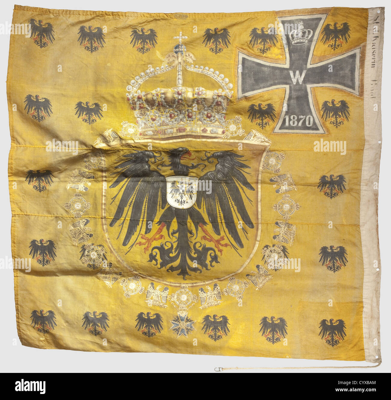 Un prussiano empressïs standard, edizione per i pescherecci a palangari di grandi navi da battaglia incoronò aquila Hohenzollern su uno sfondo giallo, in mezzo al collare dell'Alto Ordine dell'Aquila Nera, impresso sul confine 'St:d. Kaiserin Boot', Iron Cross(1870) sull'angolo superiore del paranco. Tela per striscioni, composta da diversi pezzi, piccoli difetti riparati. Dimensioni 123 x 123 cm. Molto raro,storico,storico,XIX secolo,marina,forze navali,militari,militaristi,ramo di servizio,rami di servizio,forze armate,servizio armato,oggetto,oggetti,still,clipping,clippings,diritti aggiuntivi-clearences-non disponibile Foto Stock