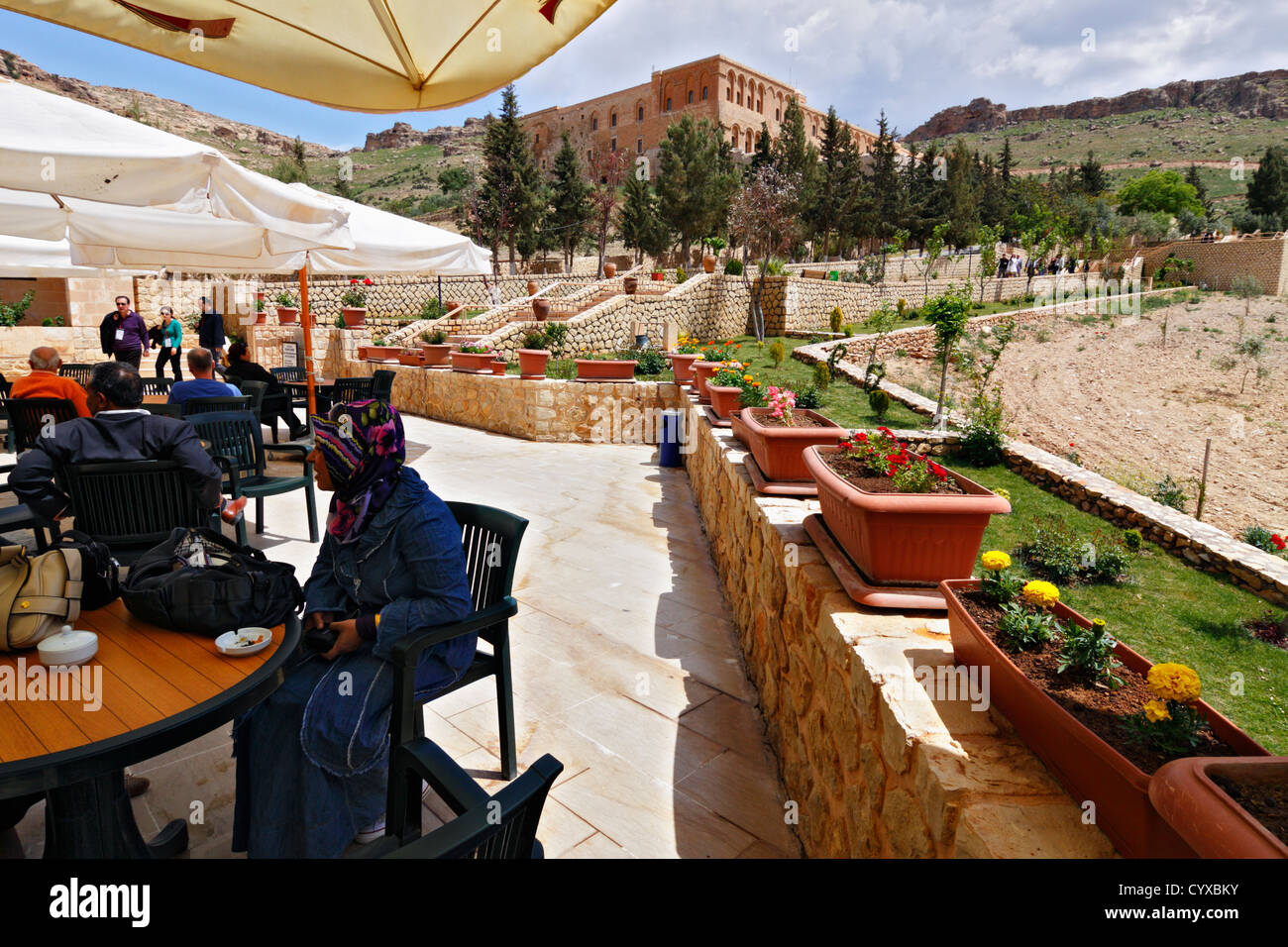 Deyr ul-Zafaran monastero visitatori, Turchia orientale Foto Stock