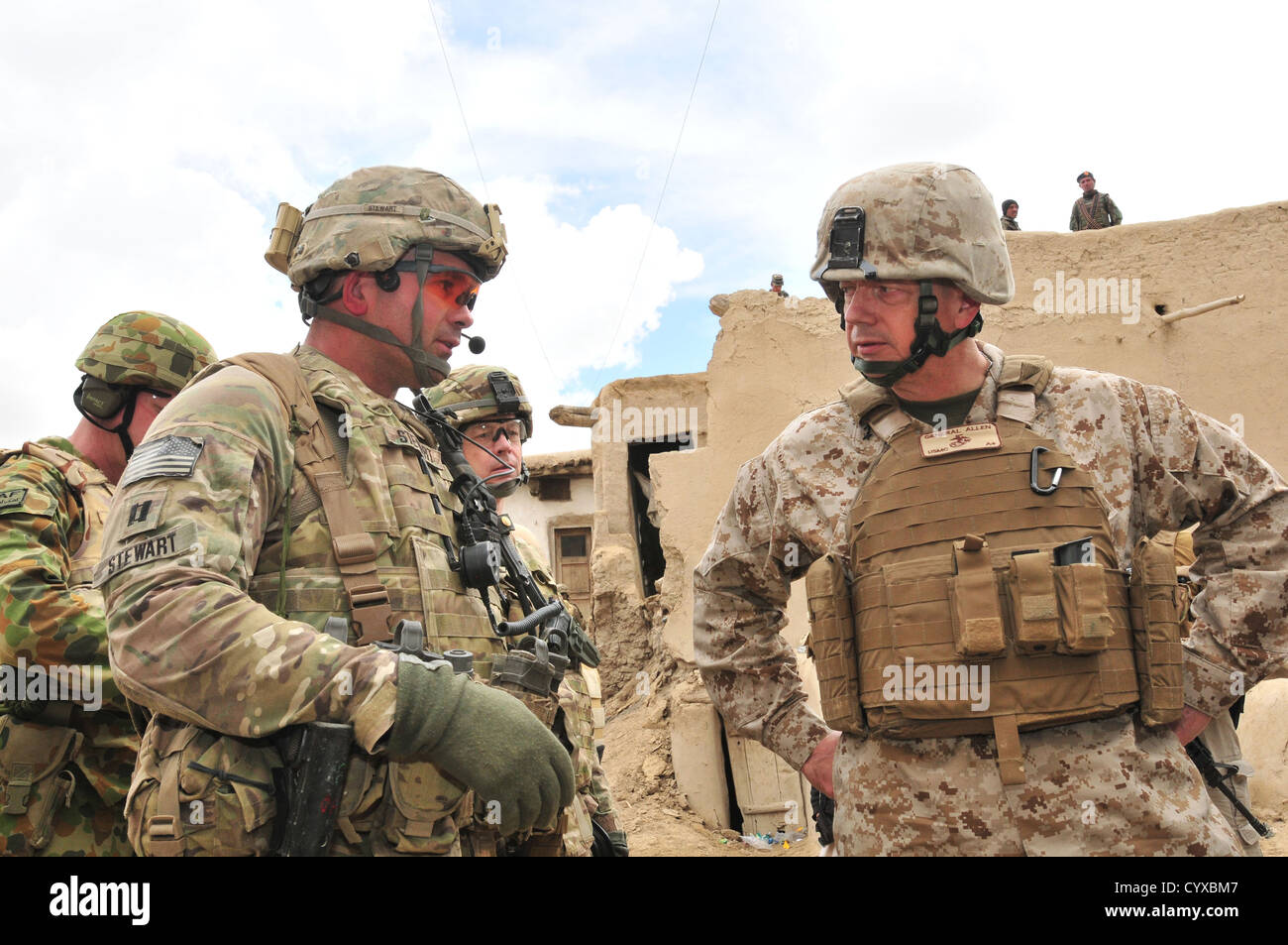 Un esercito usa il Capitano dà il Comandante di ISAF generale Allen una consapevolezza situazionale relazione della sua pattuglia di villaggio Zarin Aprile 23, 2012 in ear distretto, Afghanistan. Foto Stock