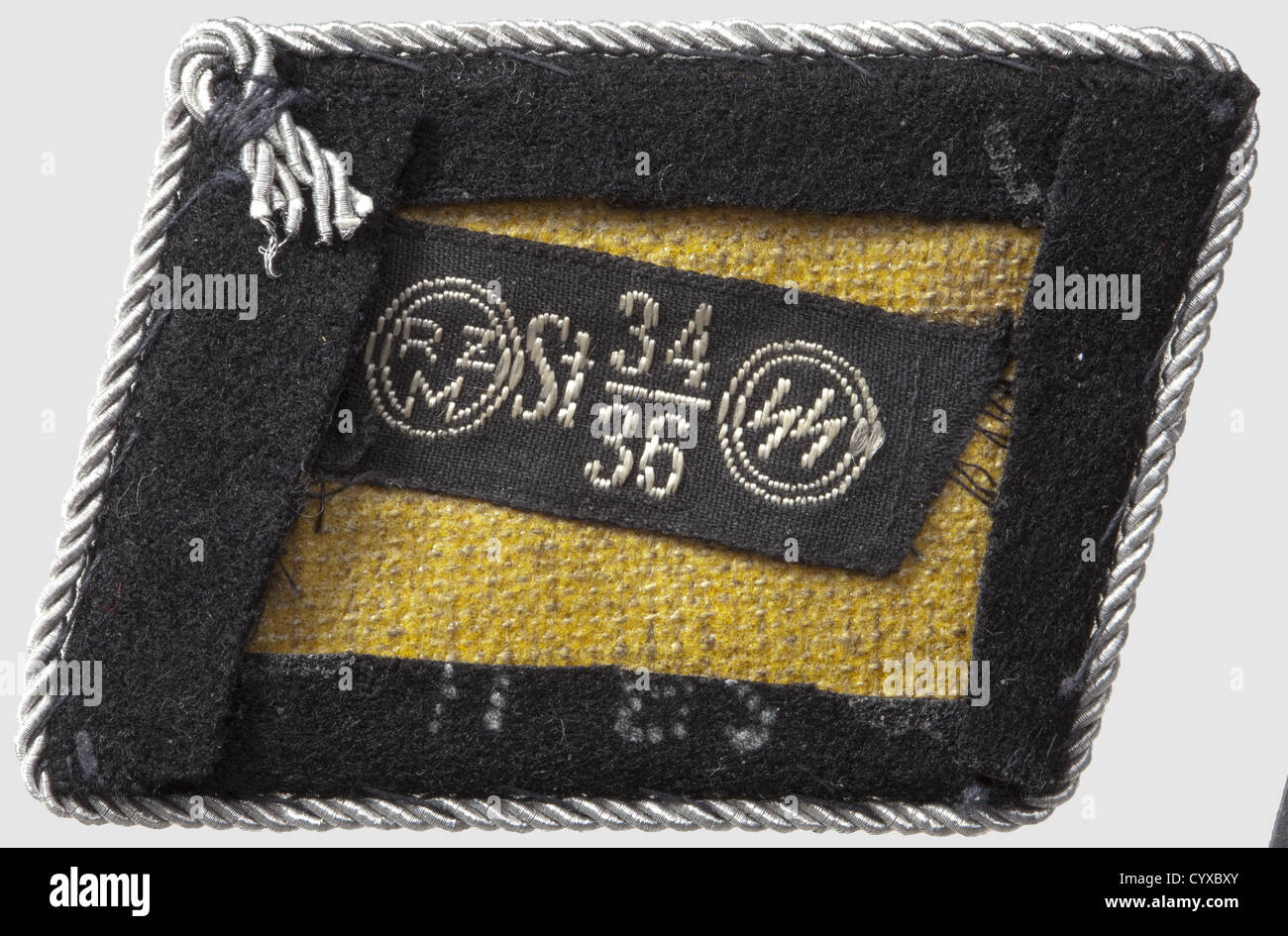 Colletto per ufficiali nella 'S-Standarte Deutschland', filo ricamato su un  cerotto di lana nera. Tubazioni in alluminio. Sul retro etichetta con 'RZM  St 34/36 SS', storico, storico, anni trenta, XX secolo, SS,