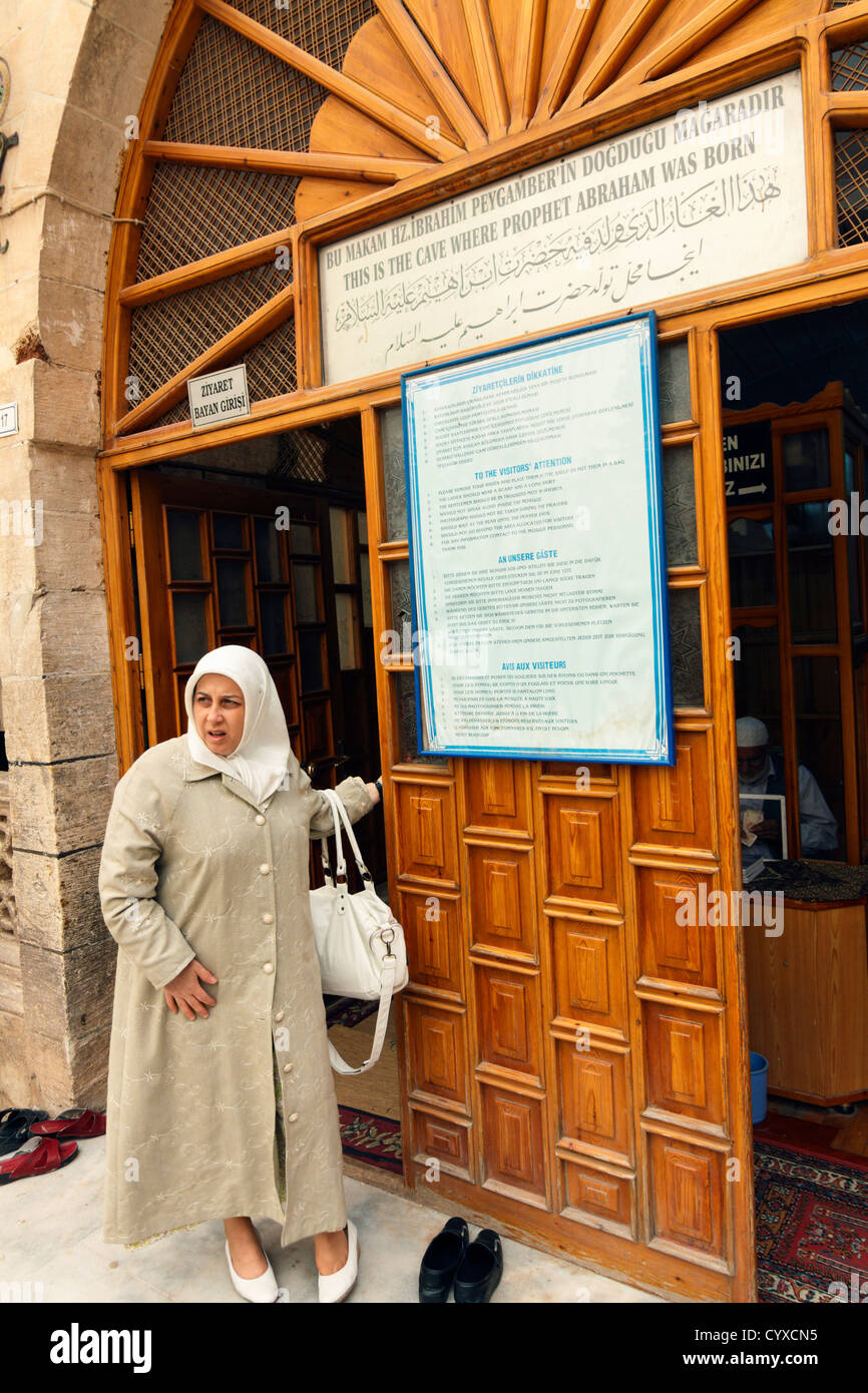 Donna con hejab lasciando la grotta dove la tradizione dice che Abramo era nato. Area Golbasi, Sanliurfa, Turchia Foto Stock