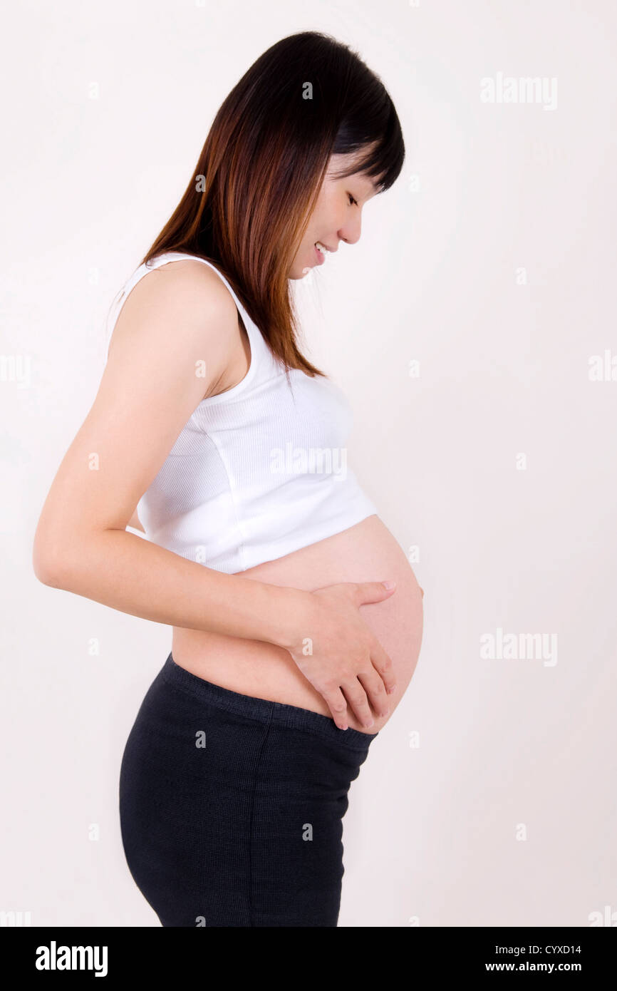 8 mesi di gravidanza donna asiatica. Foto Stock