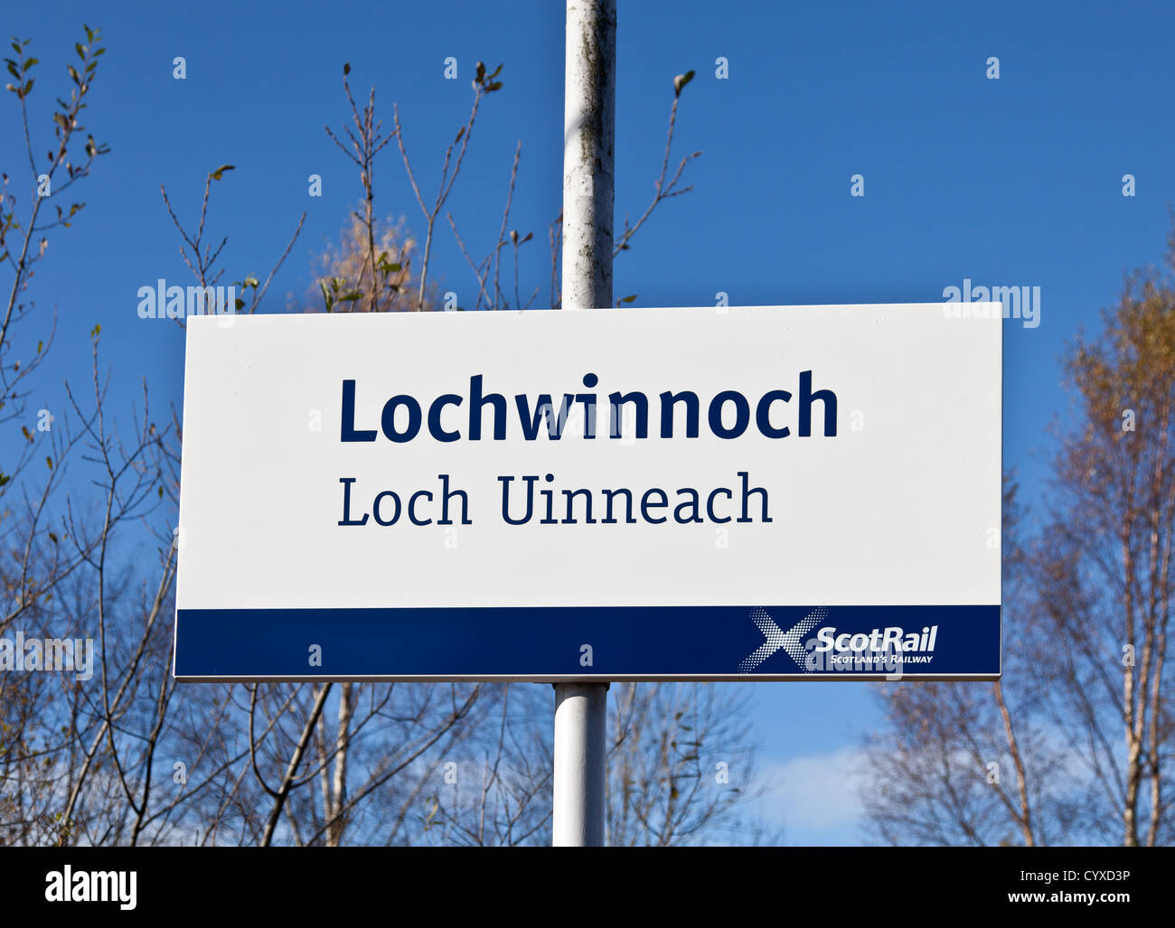 Segno in Lochwinnoch stazione ferroviaria, Scozia, con traduzione in gaelico Loch Uinneach. Foto Stock