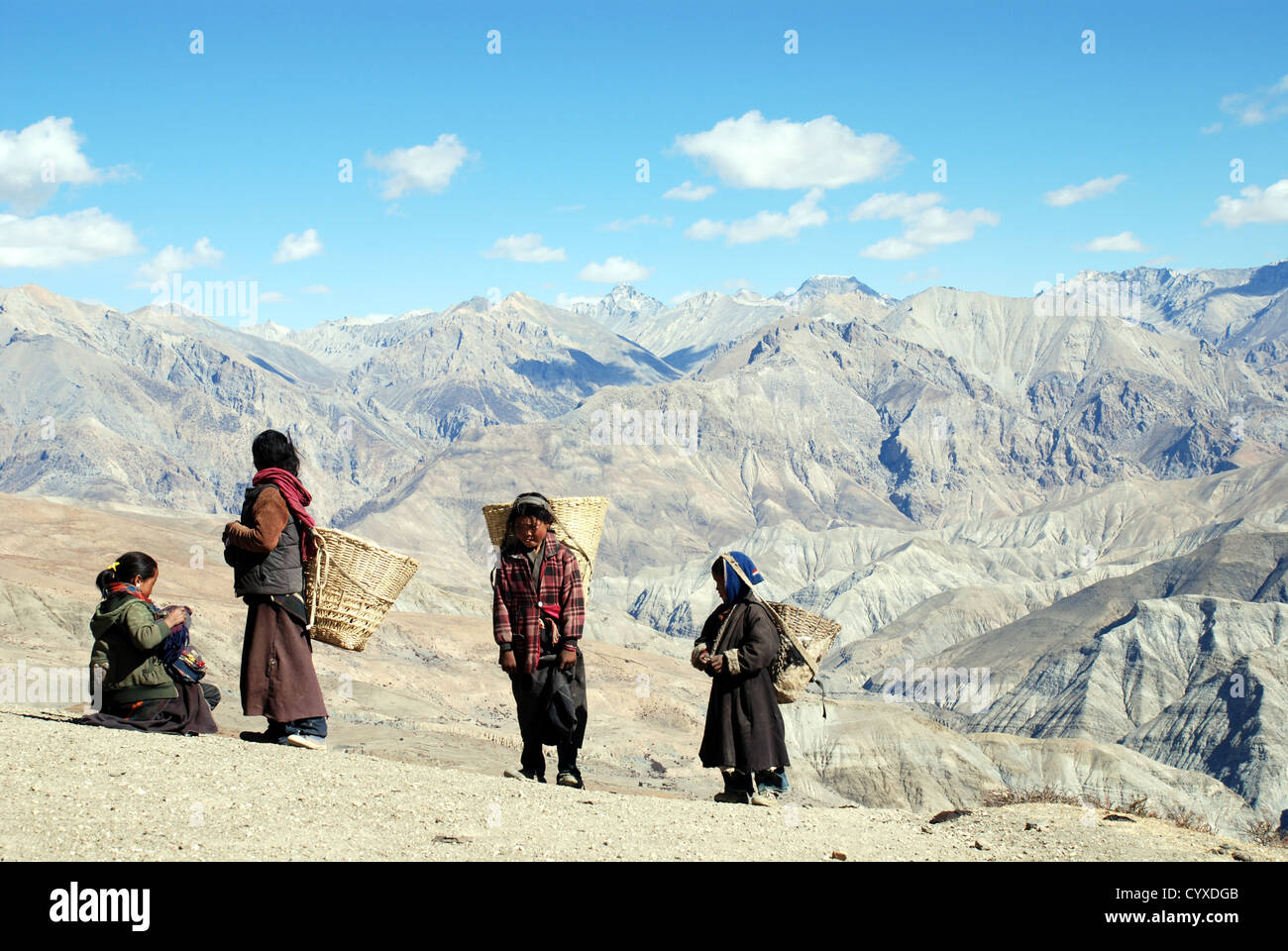 Una famiglia che attraversa il Shey La pass nel Dolpo interna regione himalayana del Nepal occidentale Foto Stock