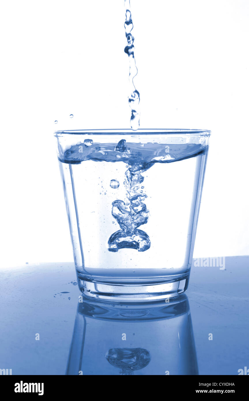 Riempire un bicchiere con acqua che mostra un concetto di cibo Foto Stock
