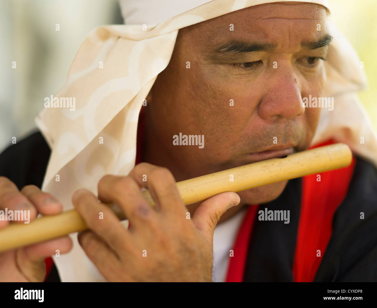 L'uomo suonare il flauto di legno a Mushaama Harvest Festival Hateruma Isola Yaeyamas, Okinawa, in Giappone Foto Stock