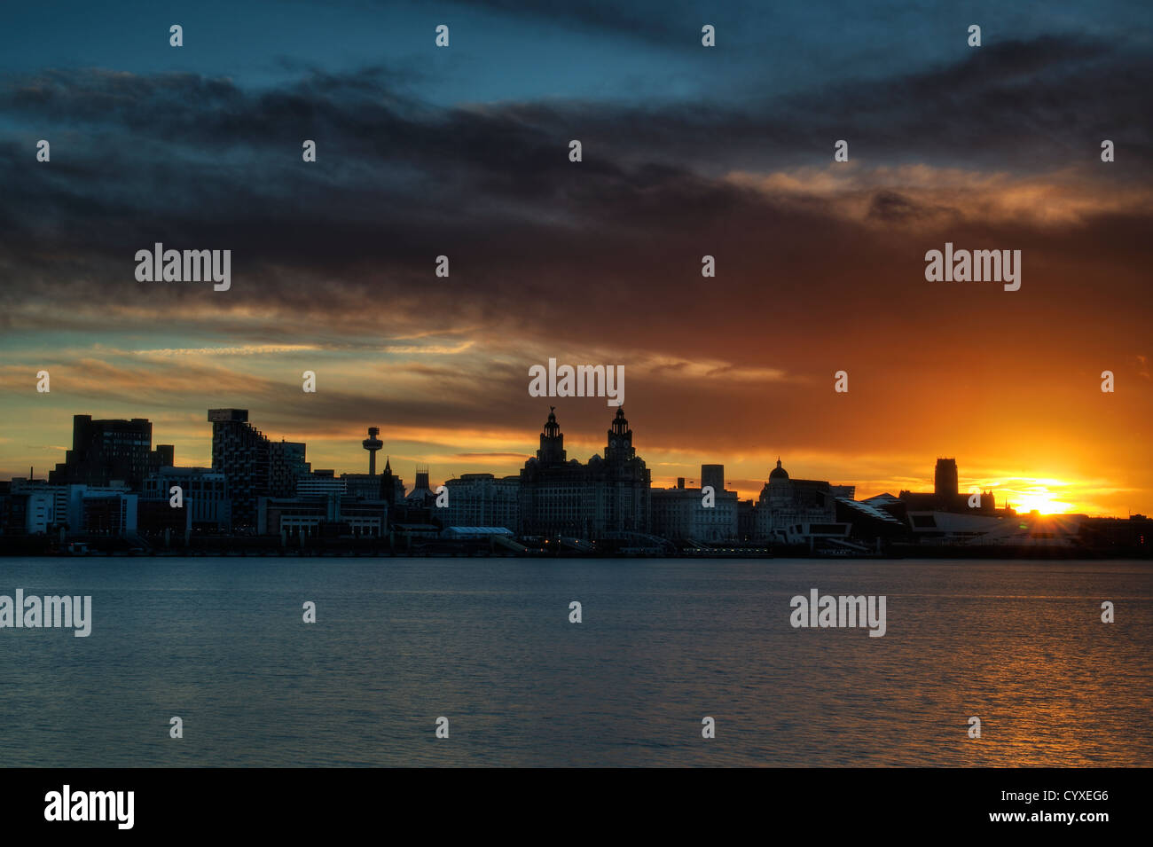 Liverpool skyline della città alla mattina presto alba sunrise attraverso il fiume Mersey Foto Stock