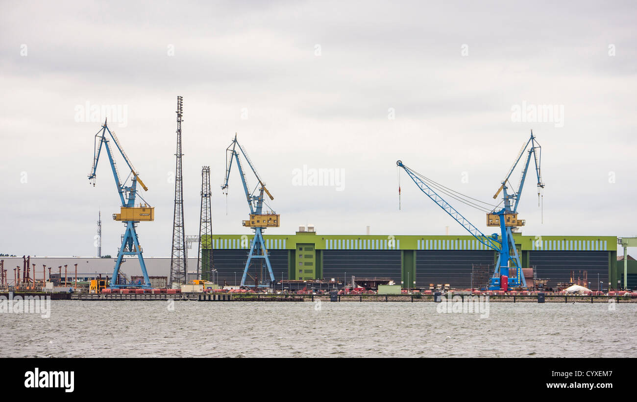 La Germania settentrionale e vista delle banchine di carico con gru Foto Stock