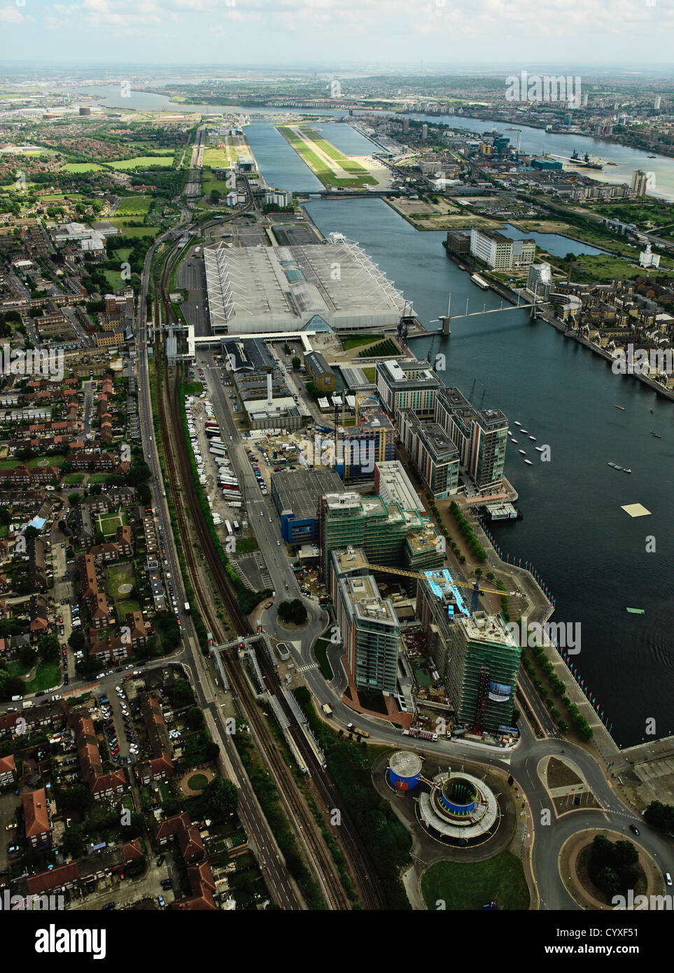 Vista aerea del Centro Esposizioni ExCel, Royal Victoria Dock, Royal Albert Dock e il City Airport vicino a Canary Wharf, Londra. Foto Stock