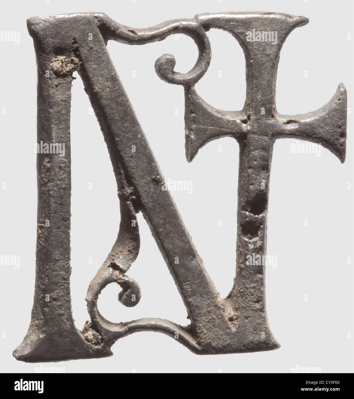 Un officerïs romana accessori cintura, IV secolo a.C. Argento con patina  scura. Fibbia finemente forata e i quattro caratteri 'LEON', la barra della  'N' a forma di croce. Due accessori sotto forma