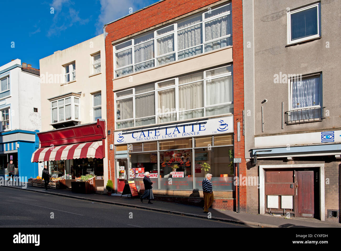 Scena di strada in Hastings con coffee shop Foto Stock