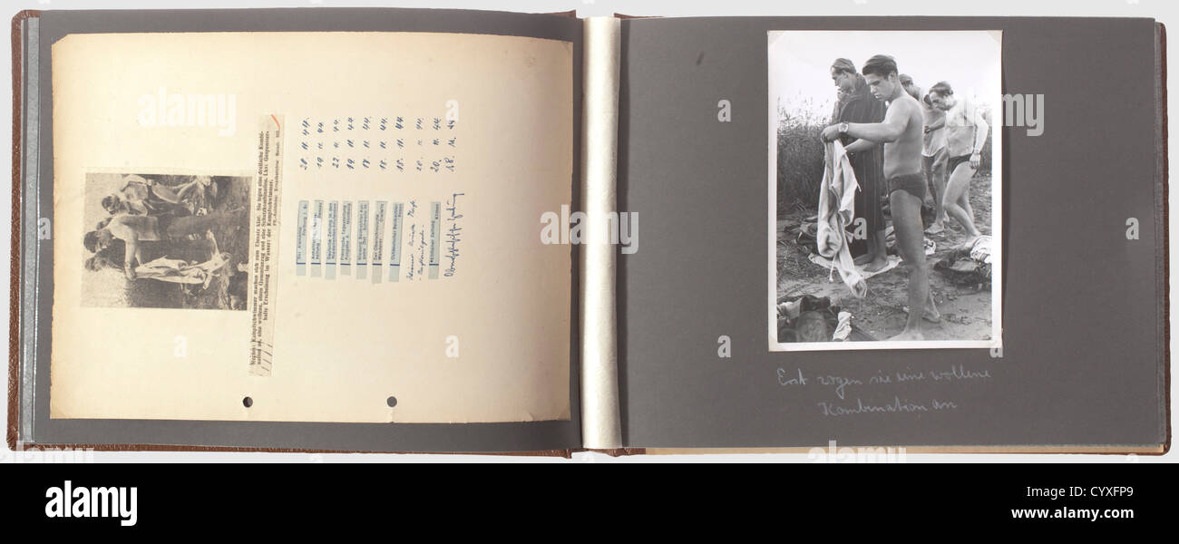 Un album fotografico per un nuotatore UDT Wehrmacht, le piccole forze di combattimento navali comandano un album fotografico inscritto dell'addestramento e dell'impiego del nuotatore tedesco UDT nella seconda guerra mondiale.ventisei foto originali di grande formato (13 x 18 cm) incise sulle spalle, scattate dal famoso giornalista di guerra 'Helmut Berndt'.viene fornito con quindici giornali Tagli da 1944 di fotografie pubblicate al tempo.estremamente rari come copie non sono state liberate.eccezionale materiale fotografico per la formazione e l'occupazione di tedesco UDT nuotatore, storico,storico,persone,anni trenta,20 ° centur,diritti aggiuntivi-clearences-non disponibile Foto Stock