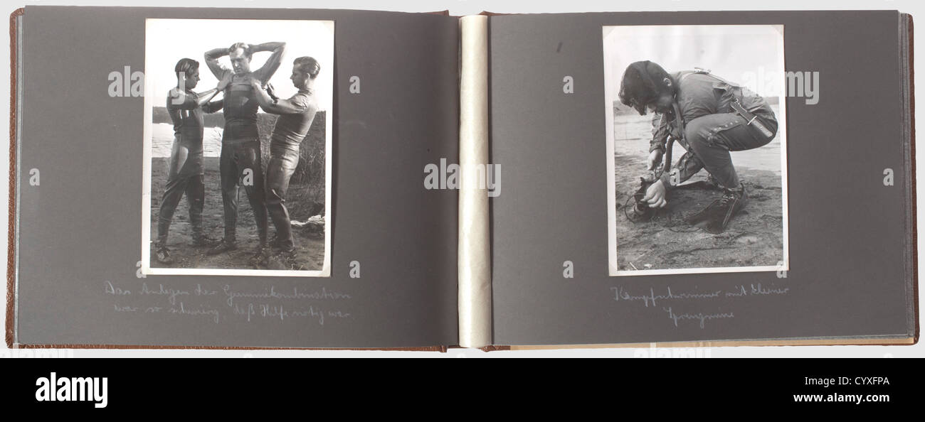 Un album fotografico per un nuotatore UDT Wehrmacht, le piccole forze di combattimento navali comandano un album fotografico inscritto dell'addestramento e dell'impiego del nuotatore tedesco UDT nella seconda guerra mondiale.ventisei foto originali di grande formato (13 x 18 cm) incise sulle spalle, scattate dal famoso giornalista di guerra 'Helmut Berndt'.viene fornito con quindici giornali Tagli da 1944 di fotografie pubblicate al tempo.estremamente rari come copie non sono state liberate.eccezionale materiale fotografico per la formazione e l'occupazione di tedesco UDT nuotatore, storico,storico,persone,anni trenta,20 ° centur,diritti aggiuntivi-clearences-non disponibile Foto Stock