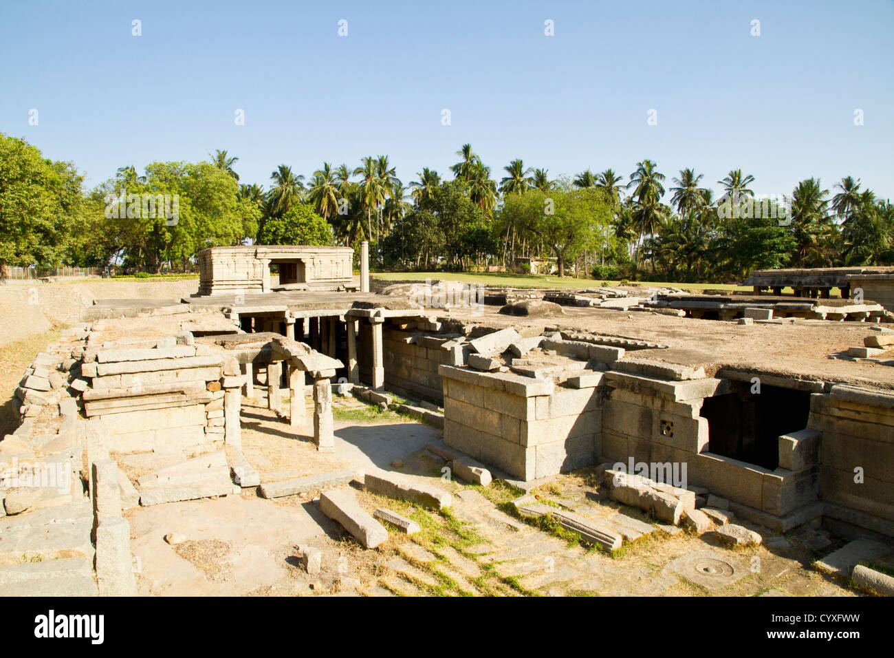 India, Karnataka, Hampi, Vista del tempio sotterraneo Foto Stock