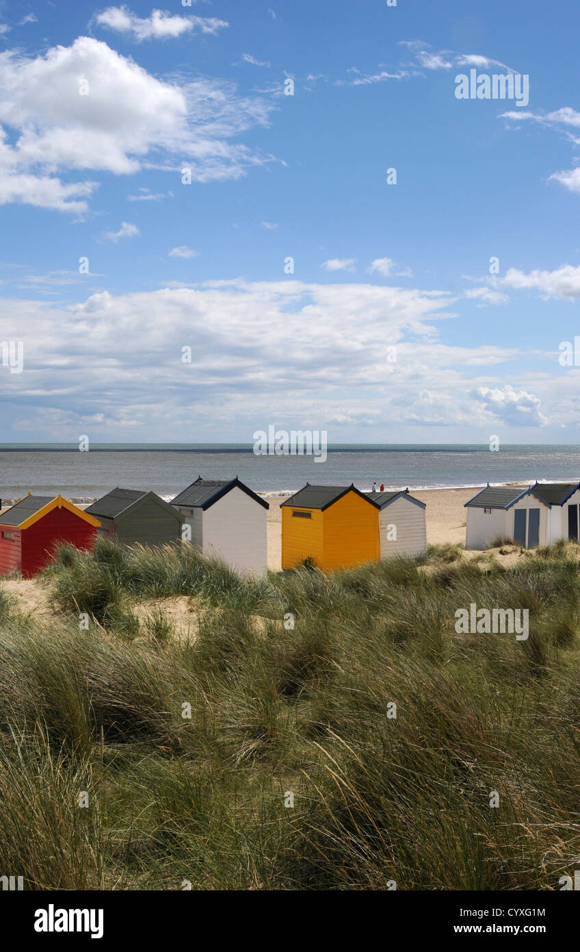 Spiaggia di capanne sul bordo delle dune Isole Britanniche colorato Gran Bretagna vacanzieri del nord Europa sabbia spiagge sabbiose Foto Stock