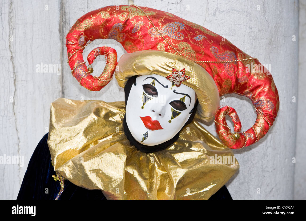 Un triste clown con un Red Hat e collare d'oro Foto Stock