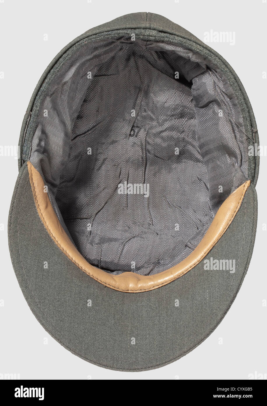 Un cappello M 43 e insegne del Waffen-SS, per leader in SS-Brigade 'Nederland' Capo di raffinato ufficiale italiano, piping bianco continuo, due bottoni d'argento.l'emblema nazionale 'BeVo' a forma di trapezio, tessitura grigio-argento su un campo verde di fondo.un badge 'Wolfsangel' in alluminio, il simbolo di riconoscimento della SS olandese, è fissato con due perni Il lato sinistro.rivestimento interno grigio-argento con motivo a spina di pesce con designazione delle dimensioni '57' e fascia di sudore frontale di colore naturale.linguetta con collare destra nera con Wolfsangel ricamato in alluminio come noi,diritti aggiuntivi-clearance-non disponibile Foto Stock