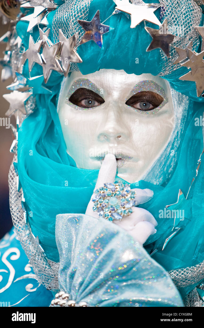 Signora in un costume blu al Carnevale di Venezia Foto Stock