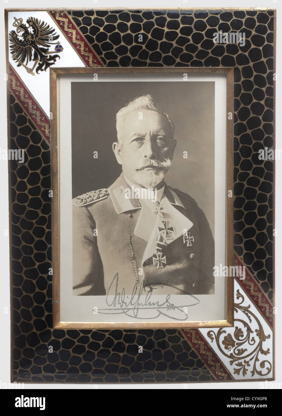 Kaiser Wilhelm II, una presentazione ufficiale incorniciare una fotografia del Kaiser in un campo grigio generalïs uniforme indossando decorazioni. Firma stampigliata. Sotto vetro in un telaio di ottone smaltato (resti di doratura). C'è una dedica sul retro della foto, 'Willem v. d. Heyden zur Erinnerung una senna Dienstzeit a Haus Doorn! Auf Allerhöchsten Befehl Seiner Majestät des Kaisers: Graf von Schwerin, Haus Doorn, 6 XI.' (Willem v. d.. Heyden, in memoria del suo servizio a Doorn House! Per ordine di sua Maestà l'Imperatore: Conte von Schwerin, Casa Doorn, 6 Nov, Foto Stock