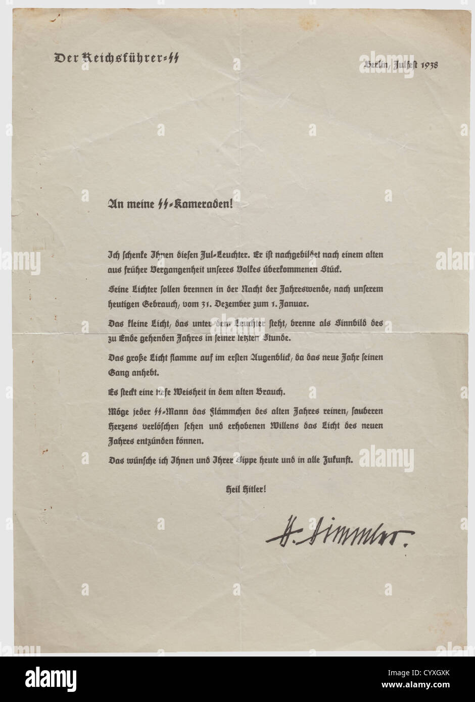 Una lettera di presentazione per un candelabro yule 1938,Reichsführer SS - Heinrich Himmler UNA lettera sotto forma di certificato per il dono di un 'candelabro yule' che ne descrive l'uso. Con 'Berlin Yulfest 1938' sulla carta intestata e una firma stampata della 'Reichsführer-SS' Heinrich Himmler. Dimensioni 21 x 29.7 cm. Piegato e leggermente increspato. Raro,storico,storico,anni trenta,XX secolo,Waffen-SS,divisione armata delle SS,servizio armato,servizi armati,NS,nazionalsocialismo,nazismo,terzo Reich,Germania,militare,militarismo,utensil,piec,diritti aggiuntivi-clearences-non disponibili Foto Stock