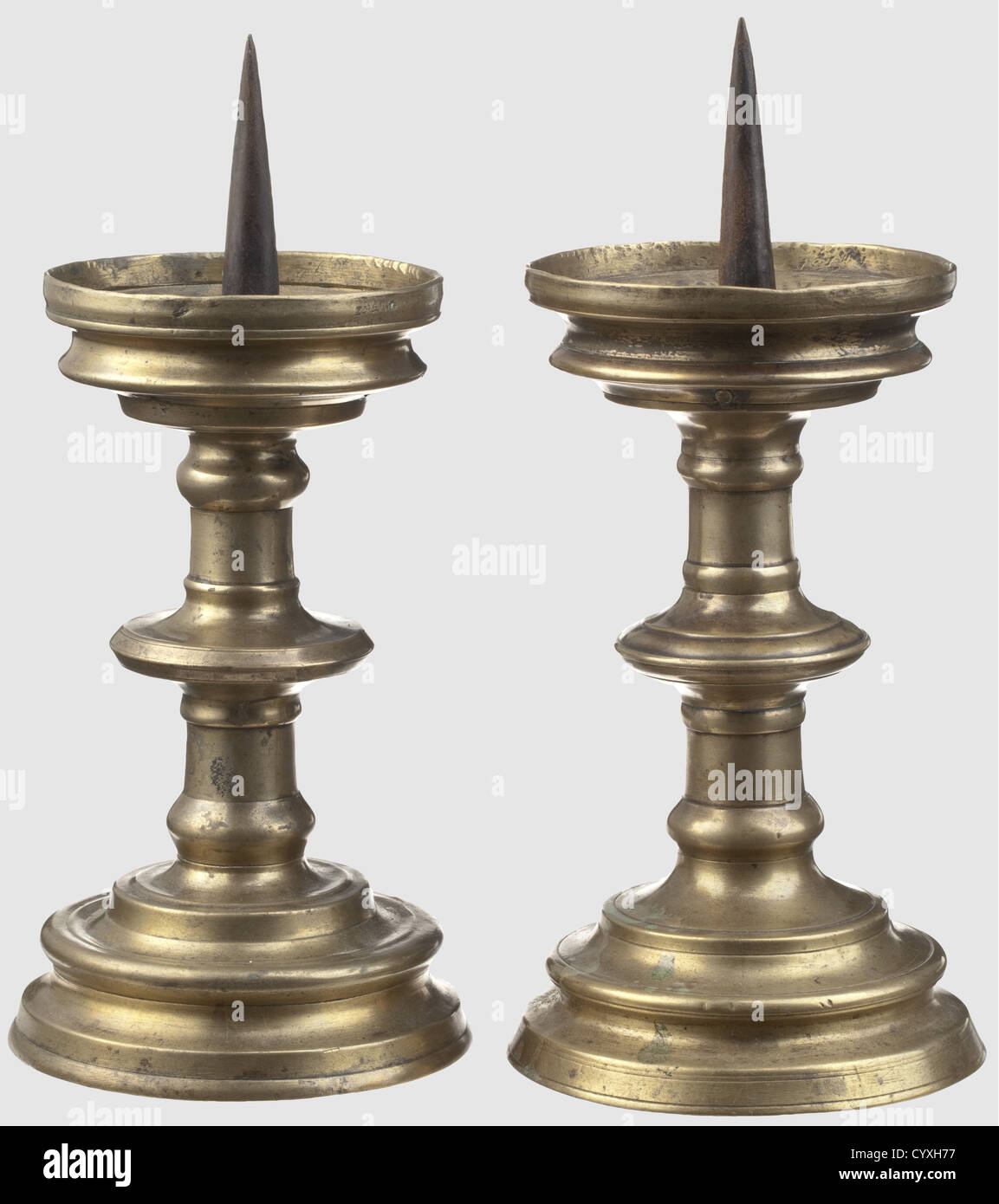 Un paio di piccoli candelieri a prezzo dal sud della Germania, circa 1500 Cast in un pezzo, molto simili candelieri in ottone con punte di ferro e piastre di punta. Basi multi-step. Le sezioni degli alberi sono separate da forti nodi discoidali. Vaschette di gocciolamento ampiamente estese. Le piastre di punta sono fissate ciascuna con tre rivetti. Altezza di ogni 25.5 cm, storico, storico, 16 ° secolo, artigianato, artigianato, artigianato, oggetto, oggetti, fermi, ritaglio, ritagli, ritagliato, ritagliato, ritagliato, ritagli, belle arti, arte, arte, diritti aggiuntivi-clearences-non disponibile Foto Stock