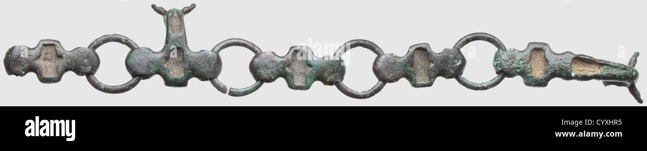 Un pezzo di cintura di spada celtica, V - III secolo a.C. Bronzo con patina verde-nera. Quattro anelli fissati da pezzi a ponte a forma di balaustra. Due di questi pezzi hanno ganci di fissaggio o sospensione a forma di testa di bue con tracce di smalto. Lunghezza 34 cm. Provenienza: Collezione privata della Germania meridionale, acquisita negli anni '70 e più tardi, storica, storica, antica, antica, antica, epoca, oggetto, oggetti, still, clipping, ritagliato, ritagliato, ritagliato, forature, mediterranea, metalli preziosi, metalli preziosi, gioielli, gioielli, nobili, preziosi, altre-diritti-clearences-non disponibili Foto Stock