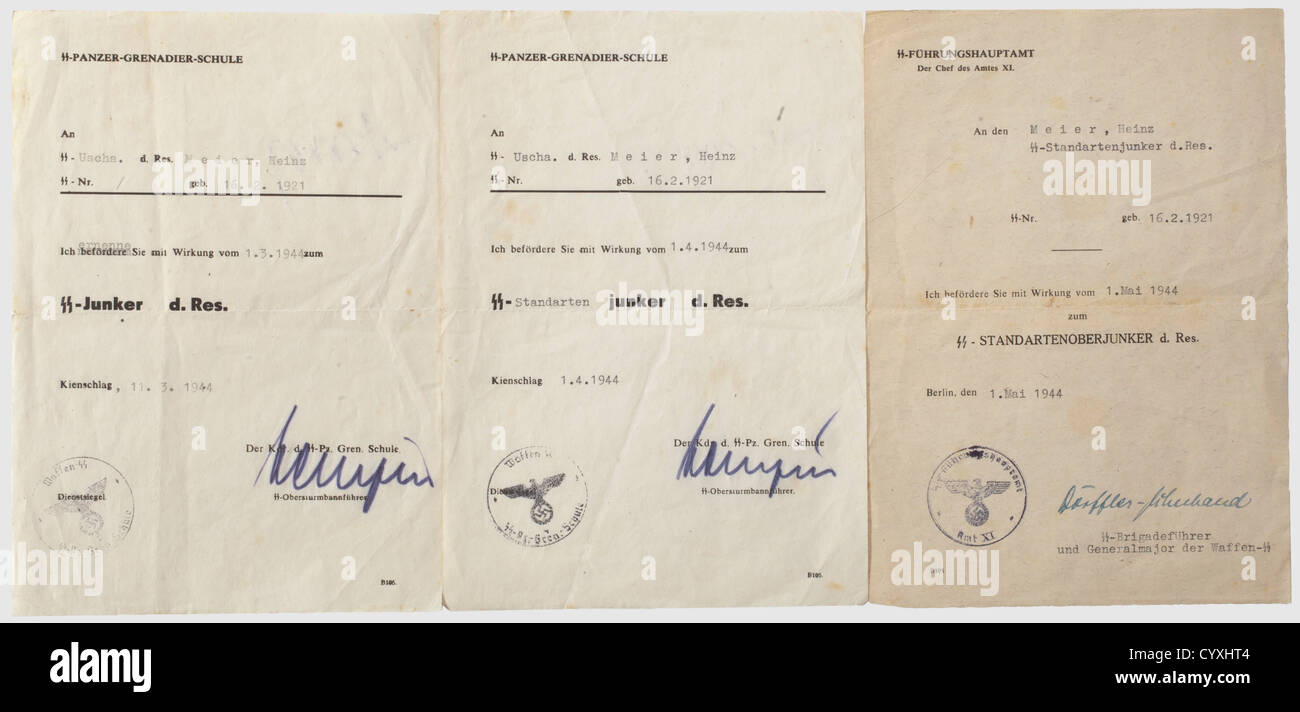 Documenti e attestazioni,di una SS-Standartenoberjunker di Riserva promozione a SS Junker (candidato ufficiale) di Riserva datata 1 marzo 1944 e a SS-Standartenjunker di Riserva datata 1 aprile 1944,entrambi emessi dalla SS Panzergrenadier School di Kienschlag con indelebile firma a matita del comandante SS Obersturmbannführer Kempin. Nomina a SS-Oberartenjunker di Riserva datata 1 maggio 1944, rilasciato dall'ufficio di leadership SS Berlino con firma a inchiostro del SS Brigadier Dörffler-Schuhband.Diploma del 6 maggio 1944.elenco attestato,diritti aggiuntivi-clearences-non disponibile Foto Stock