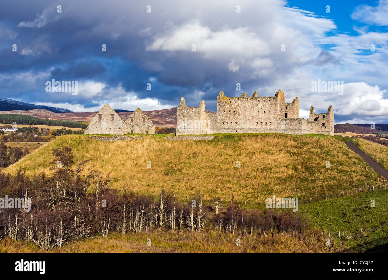Le rovine della caserma di Ruthven vicino Kingussie in Highland Scozia visto dalla B970 da sud Foto Stock