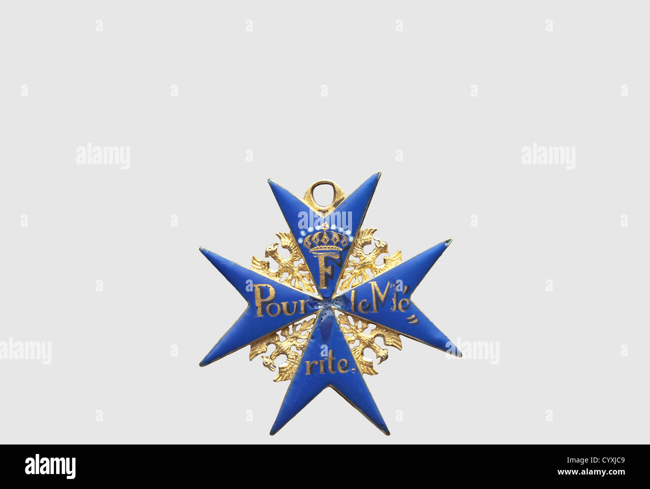 Un ordine pour le Mérite,ordine croce dal tardo 18 ° secolo fatto di oro  con smalto blu,l'iscrizione fatta di lamina d'oro liscio con ombreggiatura  nera,le perle della corona dipinta in smalto bianco,aquila