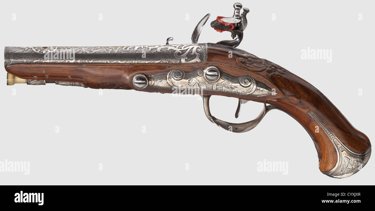 Un paio di pistole in flintlock montate in argento, Prevoteau a Parigi, circa 1780. Botti tonde Damasco in stile turco con calibro 10 mm. Sui lati superiori, intarsi in argento e punti di vista anteriori a forma di pietre di vetro. Flintlock firmati con piastre di bloccaggio a volta. Stock pieni finemente scolpiti con mobili in argento inciso. rampodini a balena con punte a corno. Un magazzino sapientemente restaurato nell'area delle mazzelle. Lunghezza 24.5 cm ciascuno, storico, storico, 18 ° secolo, pistola civile, pistole civili, portatile, pistola, armi da fuoco, armi da fuoco, armi da fuoco, armi, armi, arma, armi,,,, diritti aggiuntivi-clearences-non disponibile Foto Stock