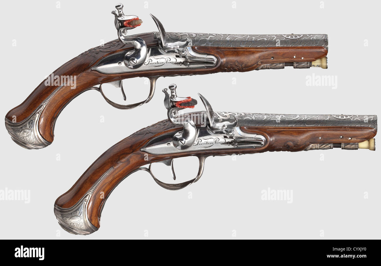 Un paio di pistole in flintlock montate in argento, Prevoteau a Parigi, circa 1780. Botti tonde Damasco in stile turco con calibro 10 mm. Sui lati superiori, intarsi in argento e punti di vista anteriori a forma di pietre di vetro. Flintlock firmati con piastre di bloccaggio a volta. Stock pieni finemente scolpiti con mobili in argento inciso. rampodini a balena con punte a corno. Un magazzino sapientemente restaurato nell'area delle mazzelle. Lunghezza 24.5 cm ciascuno, storico, storico, 18 ° secolo, pistola civile, pistole civili, portatile, pistola, armi da fuoco, armi da fuoco, armi da fuoco, armi, armi, arma, armi,,,, diritti aggiuntivi-clearences-non disponibile Foto Stock