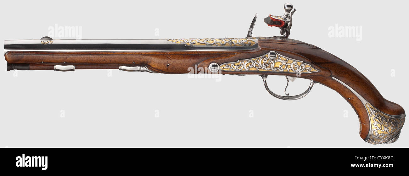 Un paio di pistole flintlock, Liegi, circa 1760. Botti lisce e tonde in calibro 14.5 mm, sopra le braghe e sui codoli ricci e placcati oro. Flintlock anche tagliato con decoro tendrile e dorato. Noce stock pieno con arredamento in ferro decorato en suite. aste in legno con punte a tromba. Lunghezza 41 cm ciascuno. Splendido paio di pistole in ottime condizioni,storico,storico,XVIII secolo,pistola civile,pistole civili,portatili,armi,armi,armi,armi,armi,armi,armi,armi,armi,armi,armi,armi,armi,oggetti,oggetti,stalle,clipping,taglio,diritti aggiuntivi-clearences-non disponibili Foto Stock