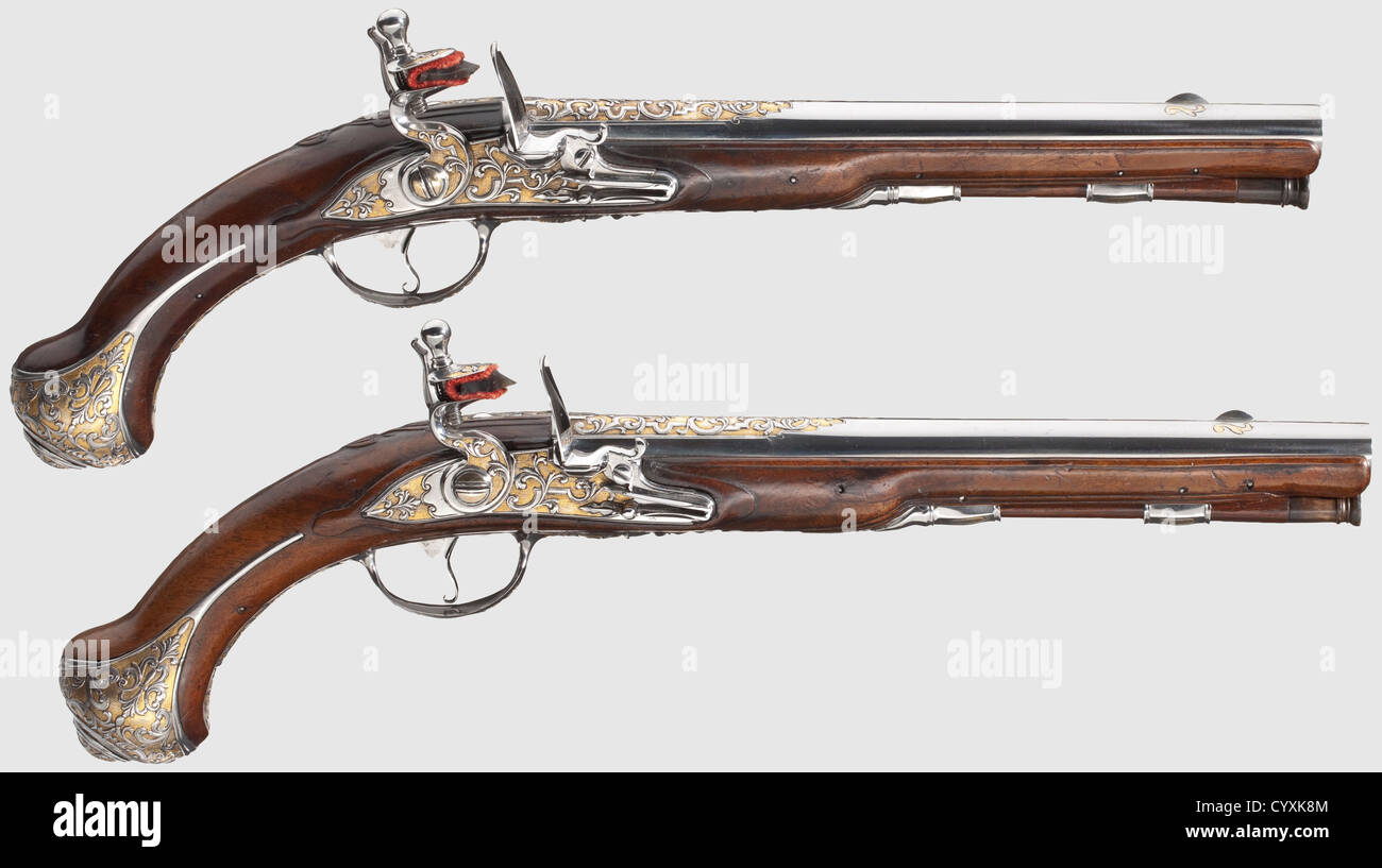 Un paio di pistole flintlock, Liegi, circa 1760. Botti lisce e tonde in calibro 14.5 mm, sopra le braghe e sui codoli ricci e placcati oro. Flintlock anche tagliato con decoro tendrile e dorato. Noce stock pieno con arredamento in ferro decorato en suite. aste in legno con punte a tromba. Lunghezza 41 cm ciascuno. Splendido paio di pistole in ottime condizioni,storico,storico,XVIII secolo,pistola civile,pistole civili,portatili,armi,armi,armi,armi,armi,armi,armi,armi,armi,armi,armi,armi,armi,oggetti,oggetti,stalle,clipping,taglio,diritti aggiuntivi-clearences-non disponibili Foto Stock