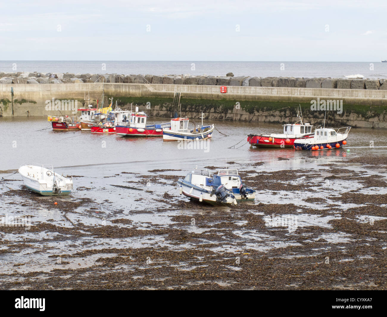 Tide e barche da pesca a Staithes - North Yorkshire Foto Stock