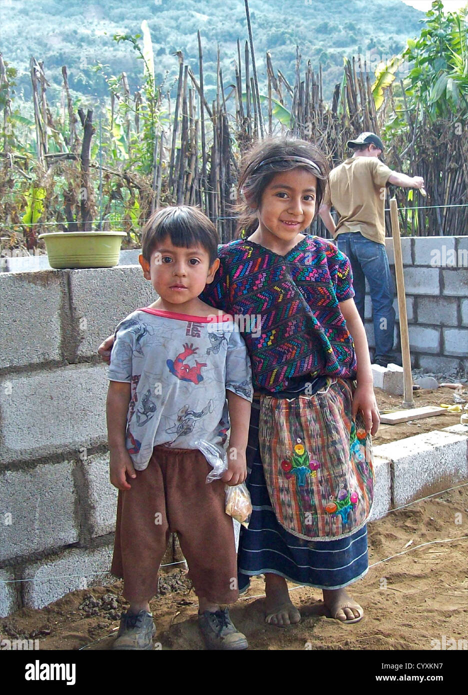 Gli studenti UK anno Gap i volontari che operano in Guatemala la costruzione di case per i poveri in Guatemala famiglie Foto Stock
