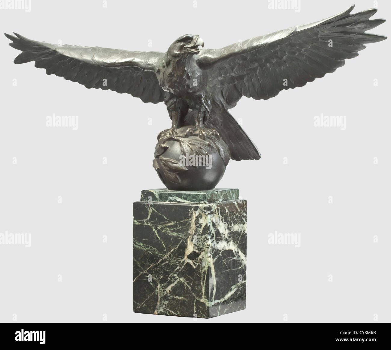 Anton Büschelberger(1869 - 1934), una statua di un'aquila bronzo fuso, patina verde scuro (leggermente strofinata). La figura di un'aquila, raffigurata in grande dettaglio, con ali larghe in piedi su una palla avvolta con foglie di alloro, monogramma 'AB.2 e stampigliato 'Bildgiesserei Kraas'('fonderia artistica Kraas') sul retro. Nobile pietra verde di colore corrispondente. Altezza totale 28.5 cm. Lo scultore Anton Büschelberger studiò all'Accademia di Monaco, si stabilì a Dresda ed era conosciuto soprattutto per le sue sculture animali rese con precisione, che aveva prodotto in bronzo, diritti aggiuntivi-clearences-non disponibili Foto Stock