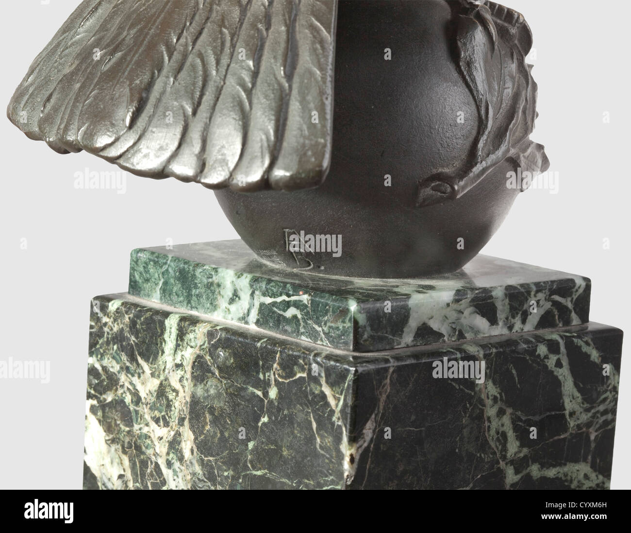 Anton Büschelberger(1869 - 1934), una statua di un'aquila bronzo fuso, patina verde scuro (leggermente strofinata). La figura di un'aquila, raffigurata in grande dettaglio, con ali larghe in piedi su una palla avvolta con foglie di alloro, monogramma 'AB.2 e stampigliato 'Bildgiesserei Kraas'('fonderia artistica Kraas') sul retro. Nobile pietra verde di colore corrispondente. Altezza totale 28.5 cm. Lo scultore Anton Büschelberger studiò all'Accademia di Monaco, si stabilì a Dresda ed era conosciuto soprattutto per le sue sculture animali rese con precisione, che aveva prodotto in bronzo, diritti aggiuntivi-clearences-non disponibili Foto Stock
