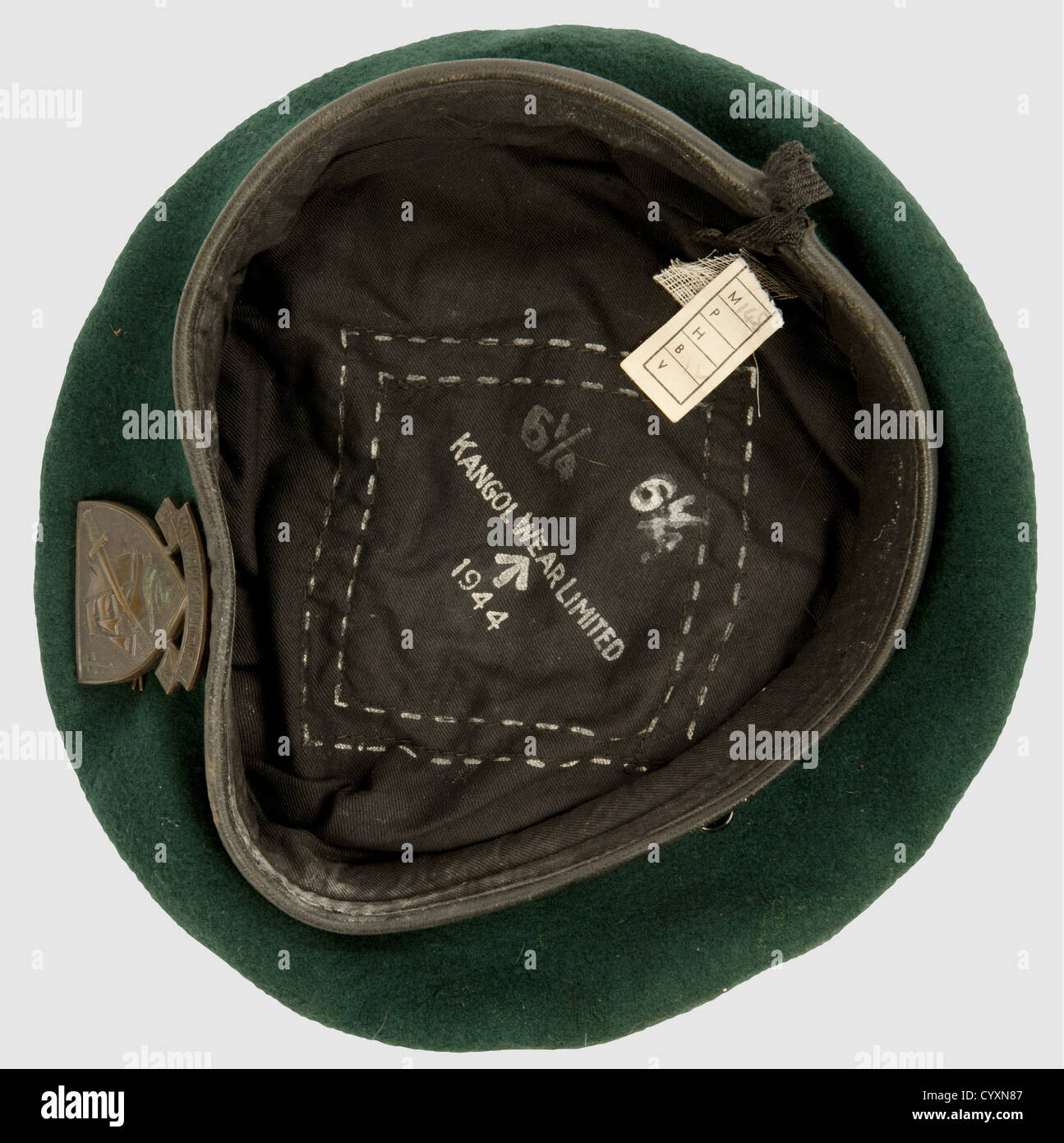 ARMEES ALLIEES 1939-1945, Commando du Premier Bataillon de Fusiliers Marins, dit 'Commando Kieffer'. Sur mannequin incomplet(main droite manquante,la gauche collée),comprenant un béret vert de commando,pourtour cuir,marqué sur la doublure noire 'Kangol wear limited',flèche du WD,'1944',taille '6 1/4'(restes d'étiquette M. papier déchirée),Binsignon '1er COMMANDO', revers marqué 'J R GAUNT C1943'. Blouson de Battledress anglais Pattern 1940 avec tous ses boutons,étiquette intérieure 'A. Elbaum & Co Ltd, 1945(?)', tampone di taille '15'. Insegne,diritti-aggiuntivi-clearences-non disponibili Foto Stock